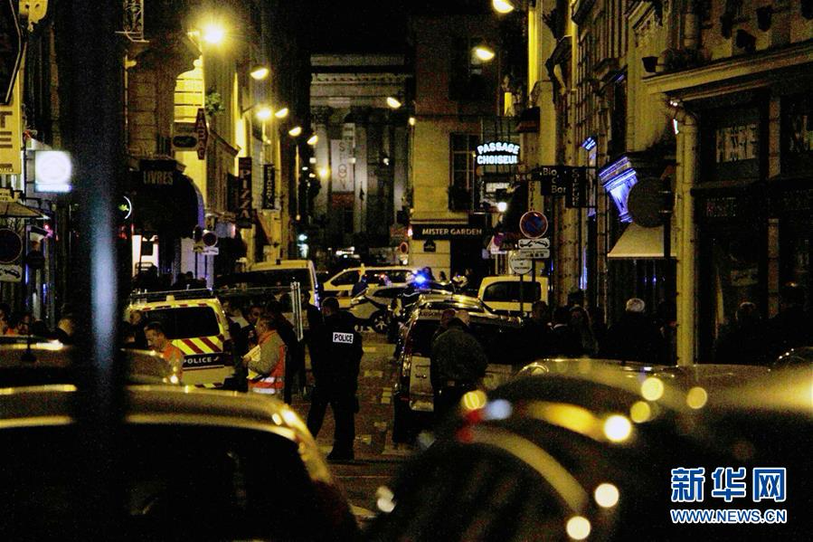（国际）（1）法国巴黎发生持刀袭击事件至少1人死亡 袭击者被击毙
