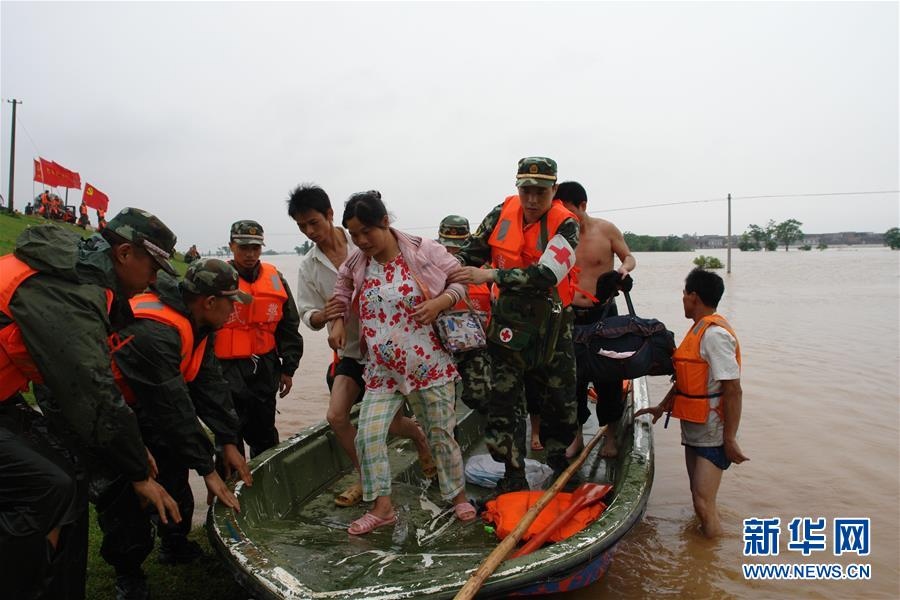 （图片故事）（2）洪水中托起生的希望  8年后与官兵再续前缘