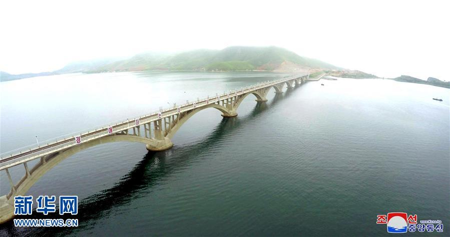（国际）（2）朝鲜东部新跨海铁路大桥举行通车仪式