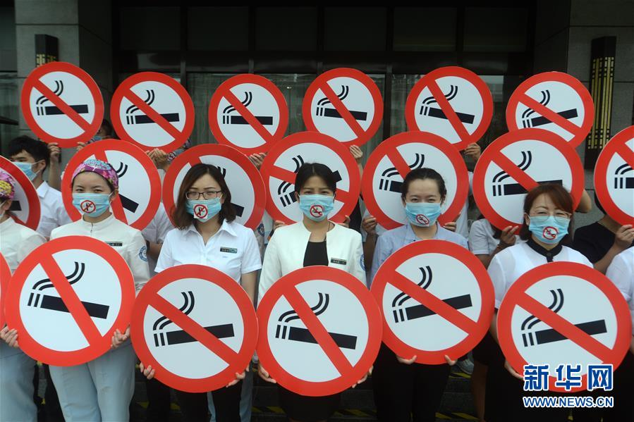 #（社会）（3）江苏扬州：行为艺术劝戒烟