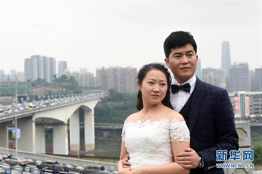 （新华网）（1）建桥工人迟到11年的婚纱照