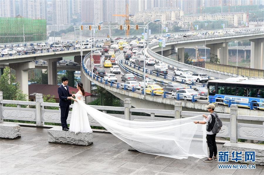 （新华网）（2）建桥工人迟到11年的婚纱照