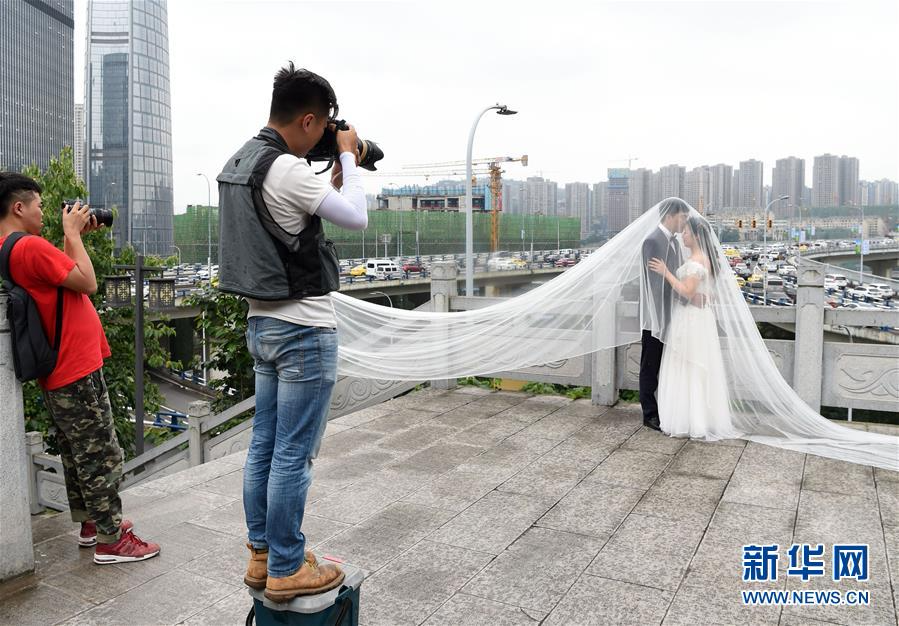 （新华网）（3）建桥工人迟到11年的婚纱照