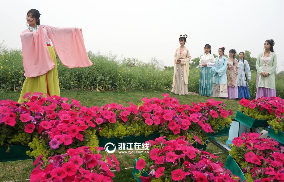 4月10日,杭州西溪湿地花朝节上演了一场"穿越"大戏.