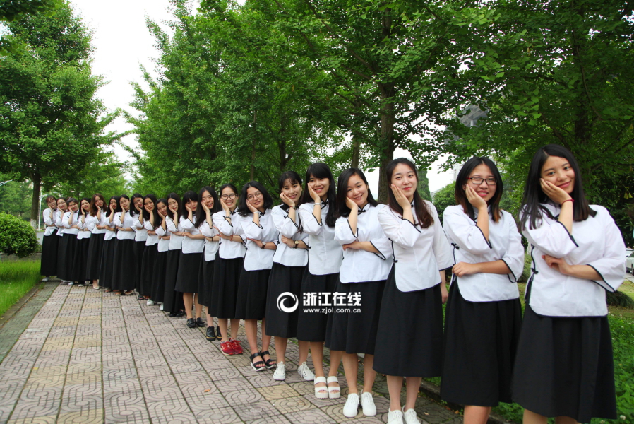 摄)5月24日,浙江农林大学学生在校园里拍摄毕业照,他们把最美的青春