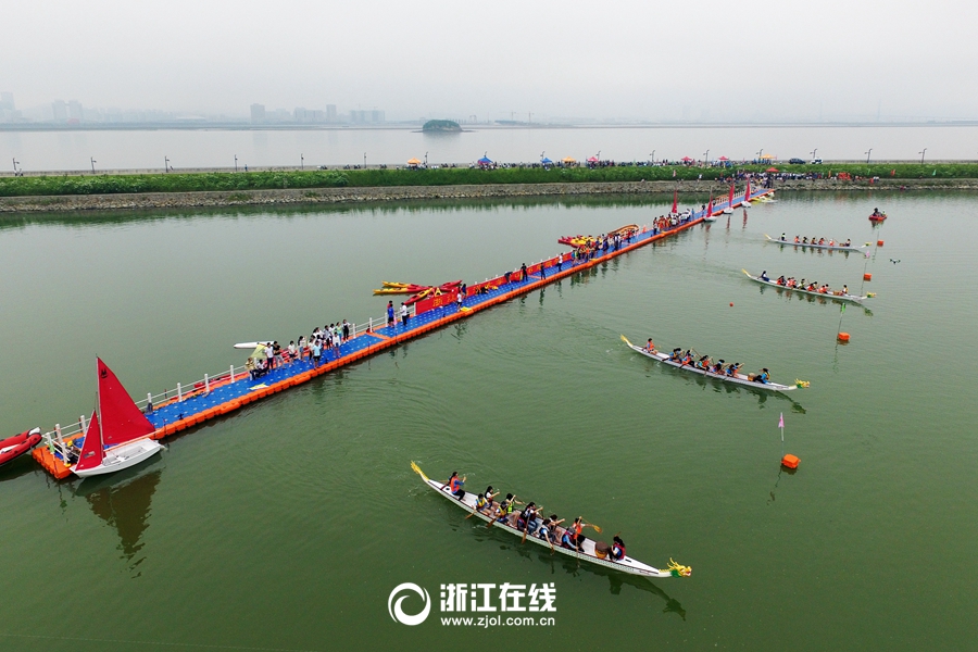 大学生舟山揽月湖上赛龙舟