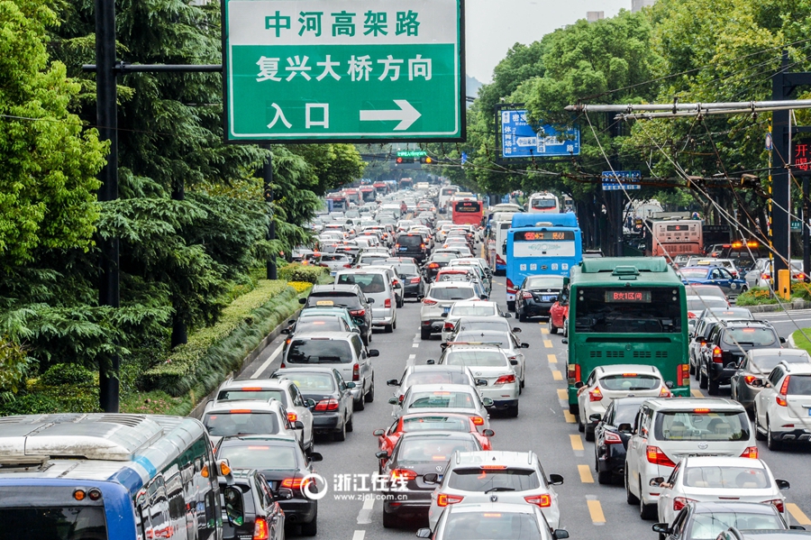 中秋假期临近尾声 杭州迎来返程高峰