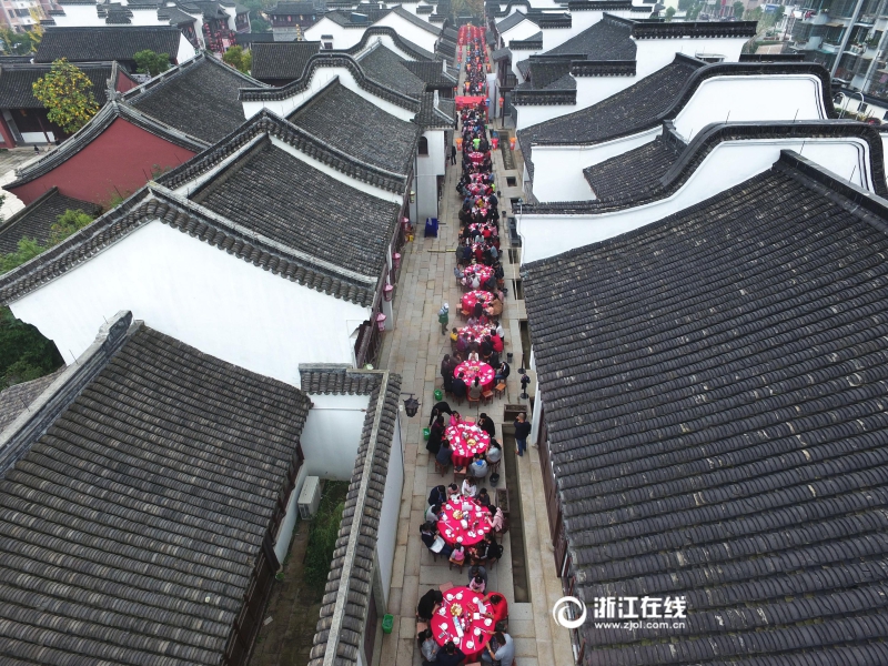 11月19日,海宁南关厢历史街区举行百家宴,400人在这里品尝特色美食