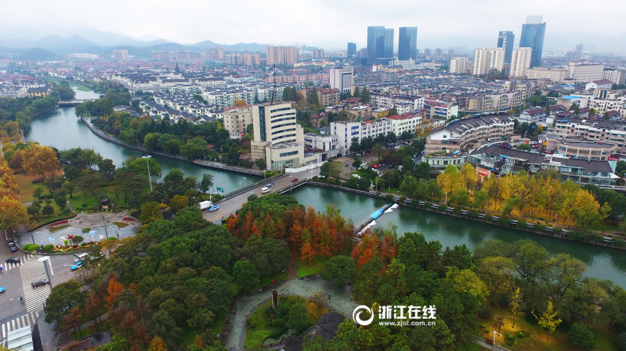 11月22日,安吉县递铺港两岸渐次染黄的树叶,与清清的河水构成一幅