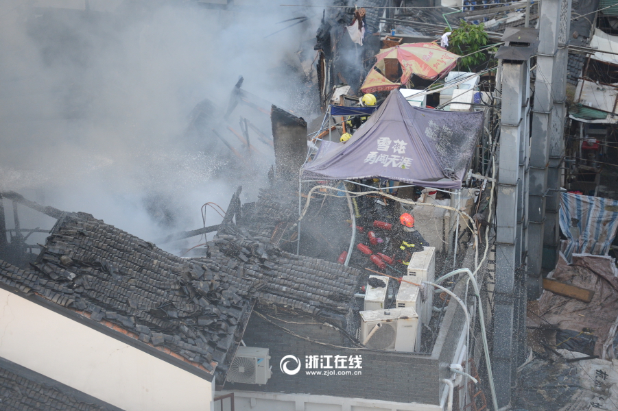 杭州吴山路发生火灾 目前无人员伤亡情况