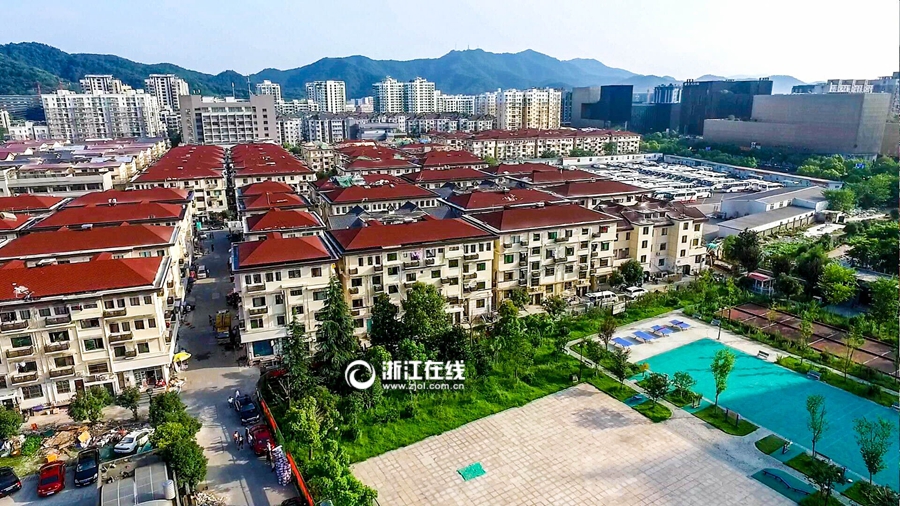 浙江在线杭州12月7日讯(浙江在线记者 于诗奇 杨朝波 阮西内 通讯员 周勤 摄)干净利落的朱红色屋顶、整洁的浅黄色墙面、宽敞洁净的路面这段时间如果你路过城西的荷花苑和莲花东村是否感到了一种风情小镇的感觉扑面而来。这里不是新建的楼盘,而是实实在在的农民房。 据了解,荷花苑新村和莲花东村共有258栋房子,属于典型的城中村区块,曾经杂乱的电线,各式各样的雨棚不仅影响美观,更存在着极大的安全隐患。这次整治中,街道对这些区块进行了立面、景观等方面的改造升级。还根据不同房型的特点,进行了有针对性的整修,最