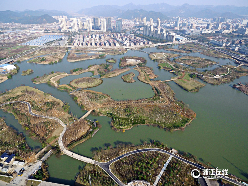12月23日,无人航拍机镜头中的温岭市九龙汇湿地公园景区。该湿地公园一期工程位于城市新区核心区域,园内面积955亩,其中水体面积约393亩米。一期将于春节期间试开放。湿地公园建成后将有效改善城区环境。温岭日报记者 刘振清 摄