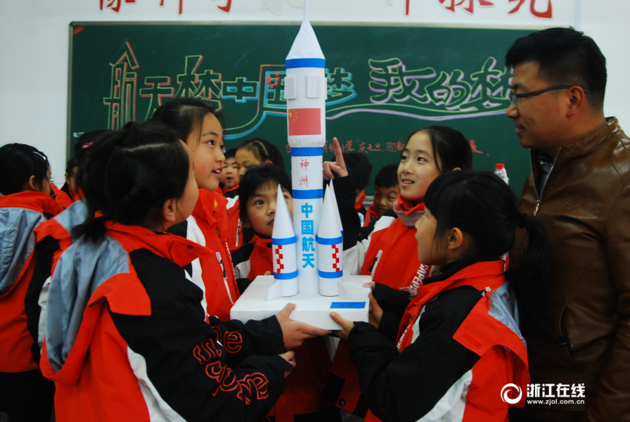 12月27日,建德市明珠小学举行了一场以航天梦中国梦我的梦为主题的科技小制作展示活动。全校1000多名学生利用收集来的纸板、礼盒、塑料管等废弃材料,经过精心构思与制作,创作出航天飞机、火箭、飞船、卫星等600余件栩栩如生的航天科技小作品。既让学生享受到劳动成果与动手的快乐,又增强学科学、用科学,讲科学的意识。宁文武 摄