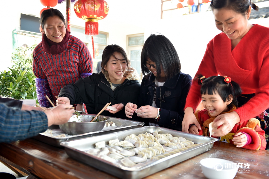 定海:全家团聚迎新年