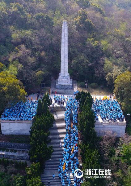 党,团员,从学校徒步至海宁市东山革命烈士陵园进行祭扫活动,以此缅怀