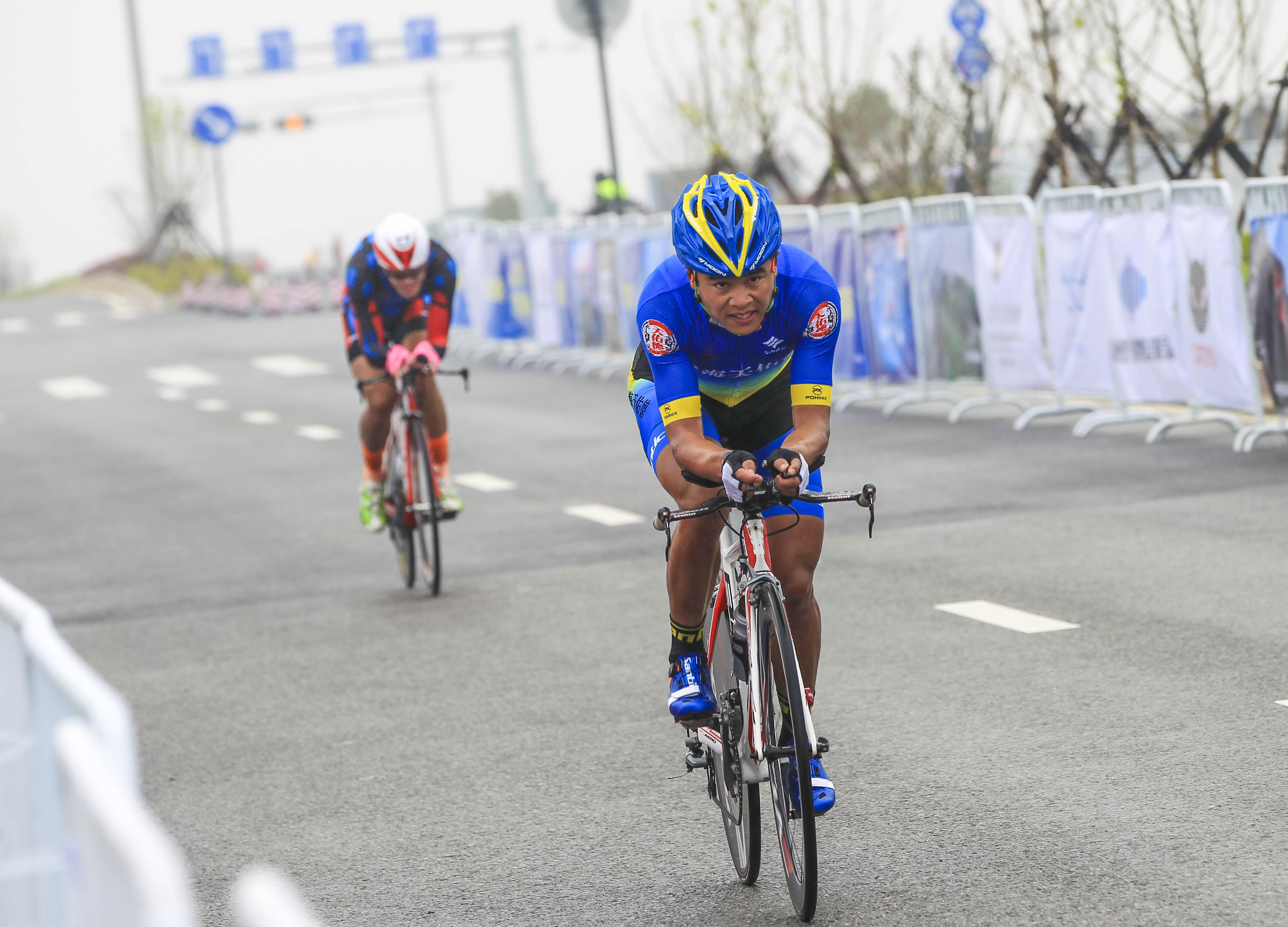 温州：全国公路自行车冠军赛鸣枪开赛