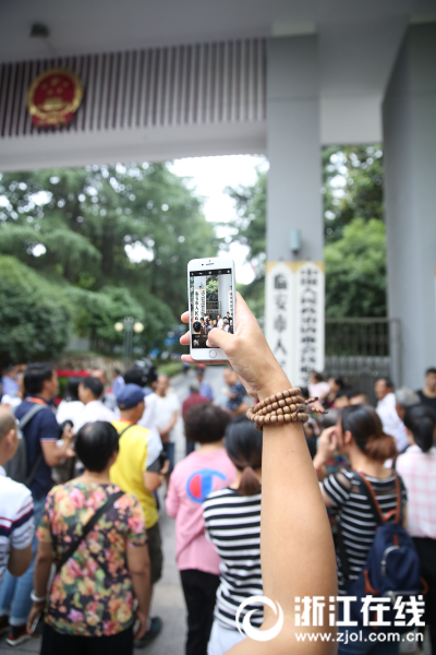 临安区政府门口即将举行撤市设区挂牌仪式,市民们纷纷赶