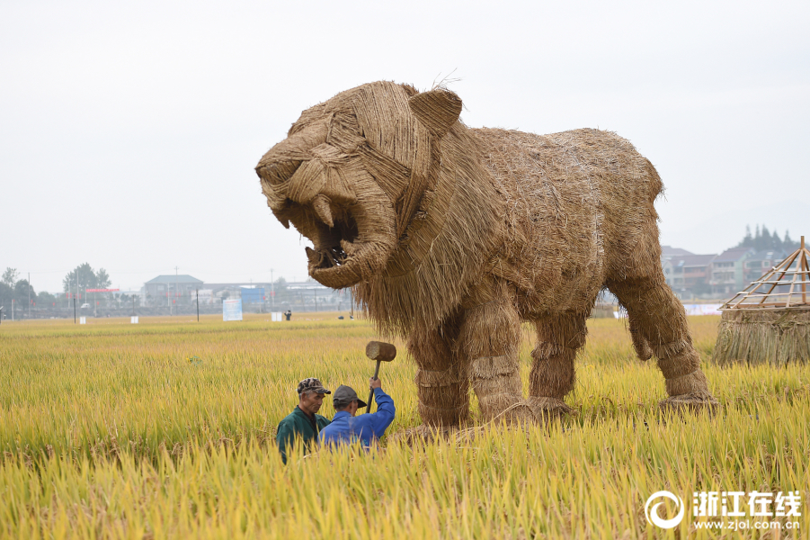 惟妙惟肖!创意稻草人亮相杭州富阳