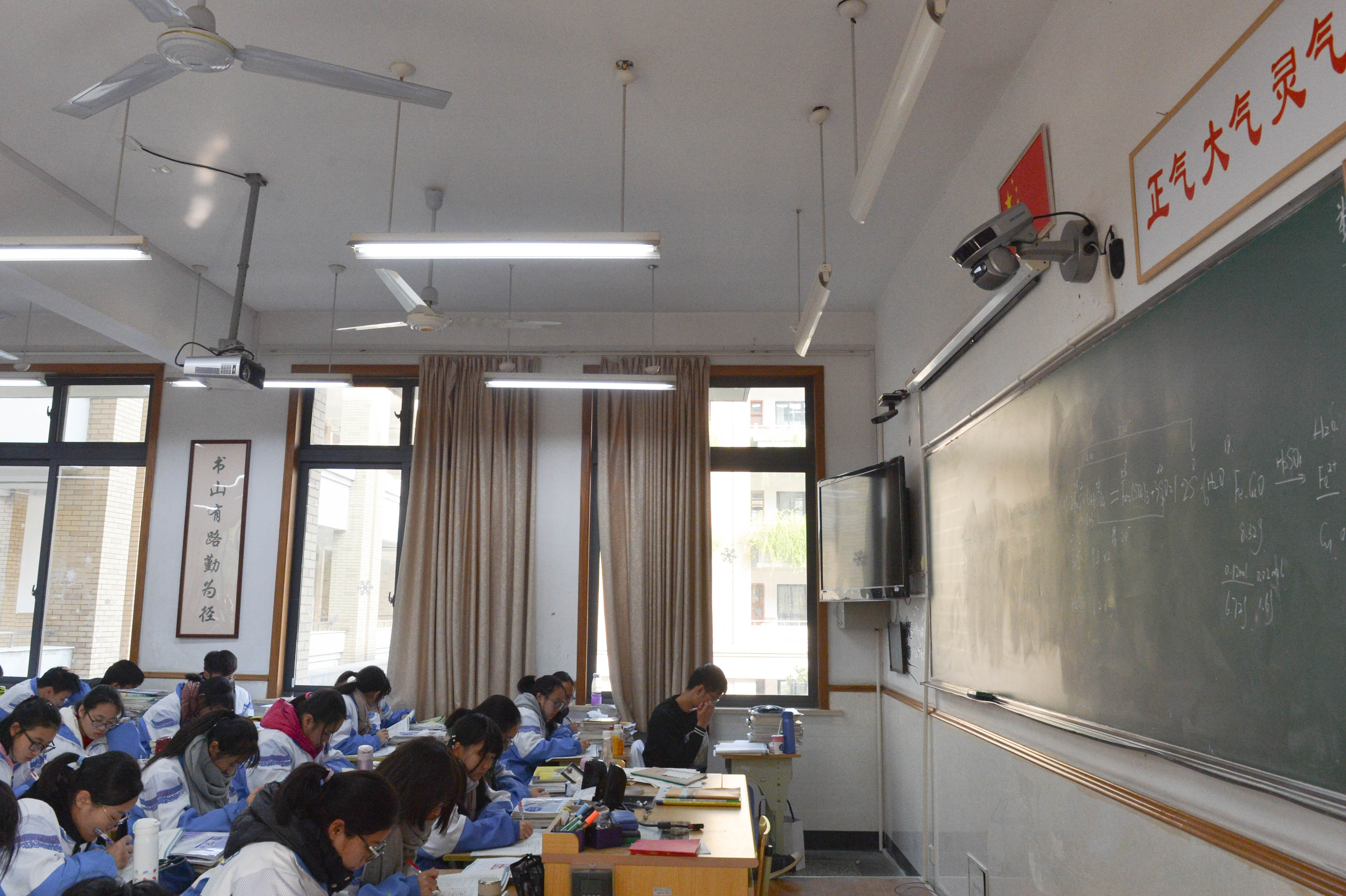 看你还敢翘课！杭州这所中学上课点名用上“黑科技”_手机浙江网