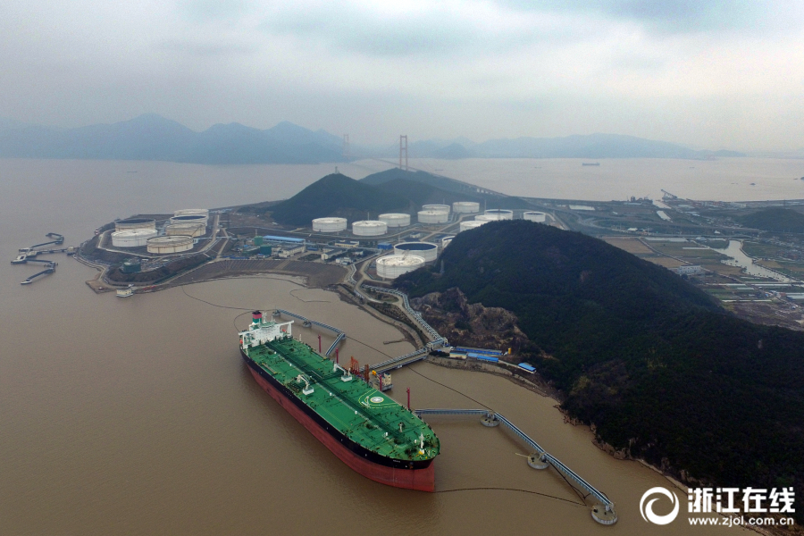 6日,30万吨级的"斯博(seeb"油轮正在舟山册子岛实华原油码头卸载原油