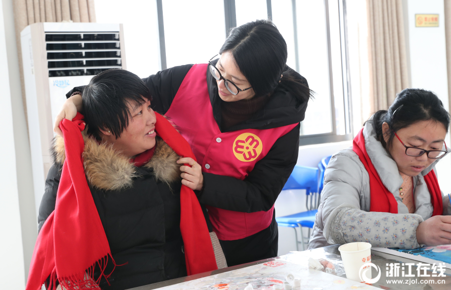 德清:寒冬里 志愿者为社区老人送温暖