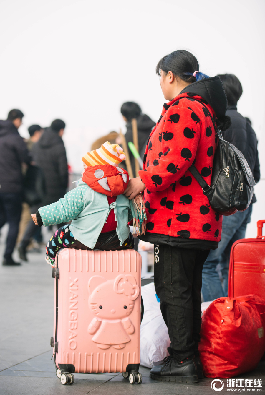 春运启幕 愿回家过年的人们一路平安