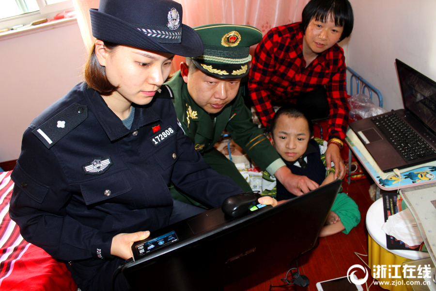 台州市公安局椒江分局行政审批科民警和大陈边防派出所民警在为张