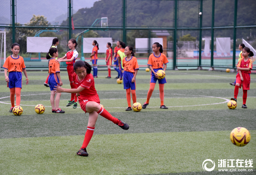 潘海松 拍友 薛毓训 摄)6月7日傍晚,苍南县藻溪镇小学的女足队员在