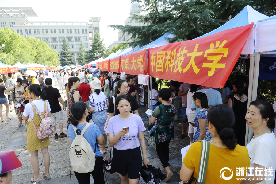 东阳:50多所高校为高考生支招