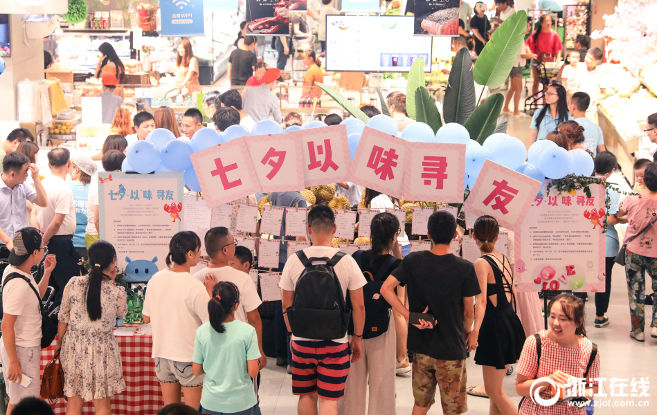 实拍七夕节杭州大型"相亲现场"不看房车钱 吃货以吃会友!