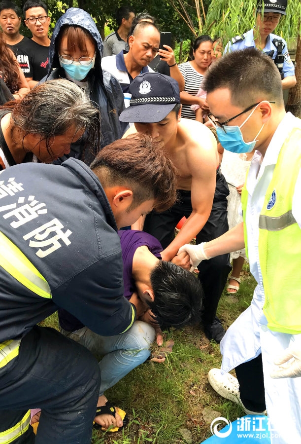 台州民警跳河救人 ( 2 / 3 ) 2018年08月31日 08:44:16