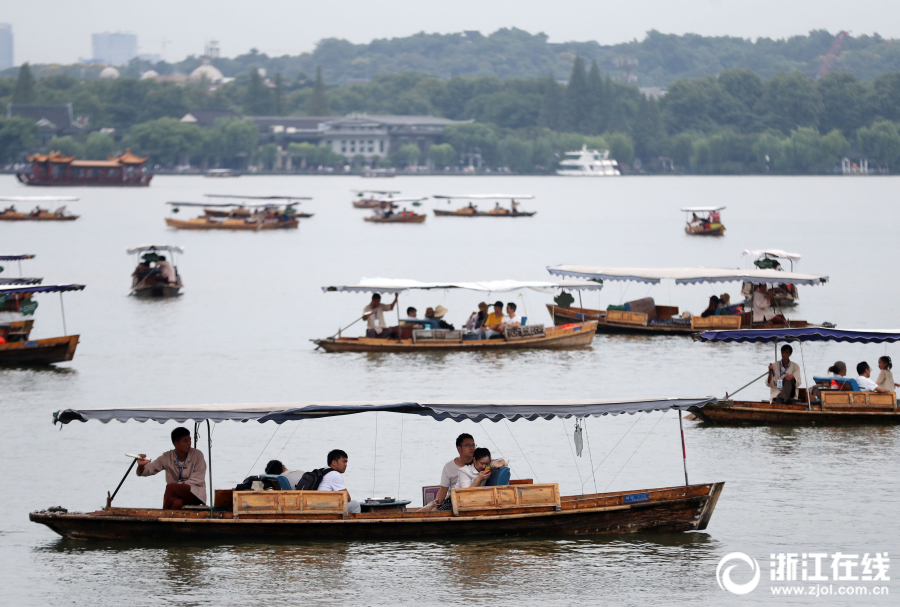 杭州:“白露”时节游西湖