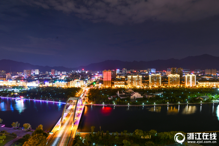 日报记者 包康轩 摄)每当夜幕降临,东阳市城区东阳江两岸亮起璀璨灯光