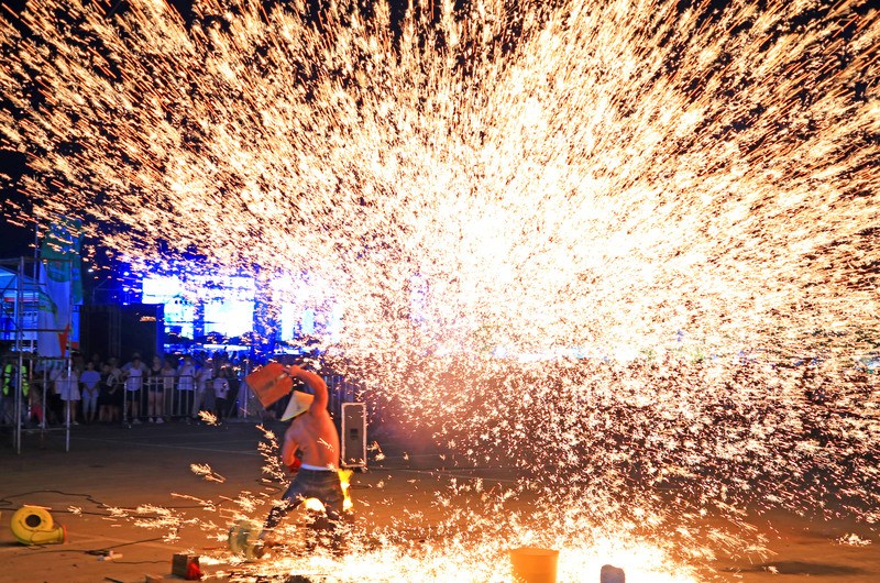 非遗“打铁花” 点亮夜经济