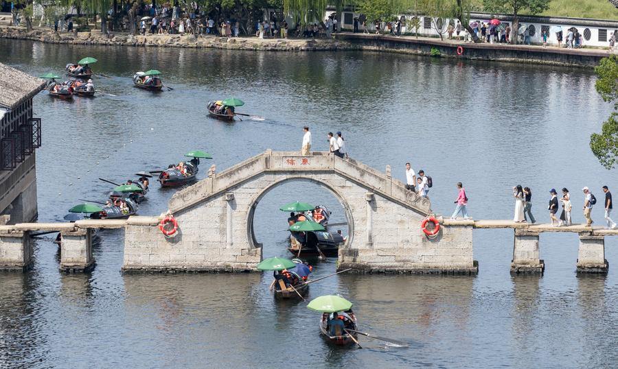 坐着乌篷船游东湖