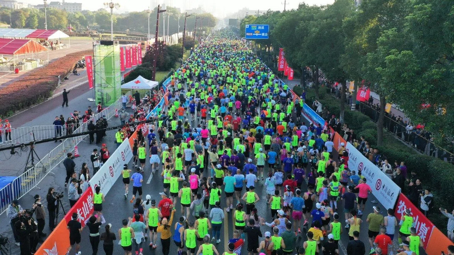 横店马拉松“光影赛道”燃情开跑