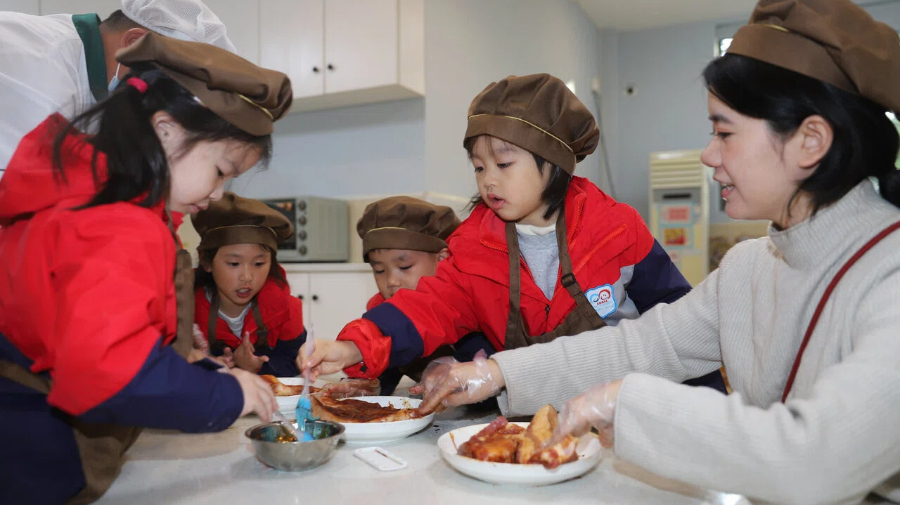台州：大雪马上到 娃学腌腊肉