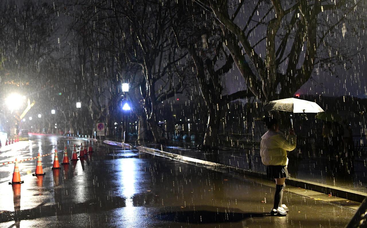 凌晨雪花翩翩 西湖游客浪漫“赴约”