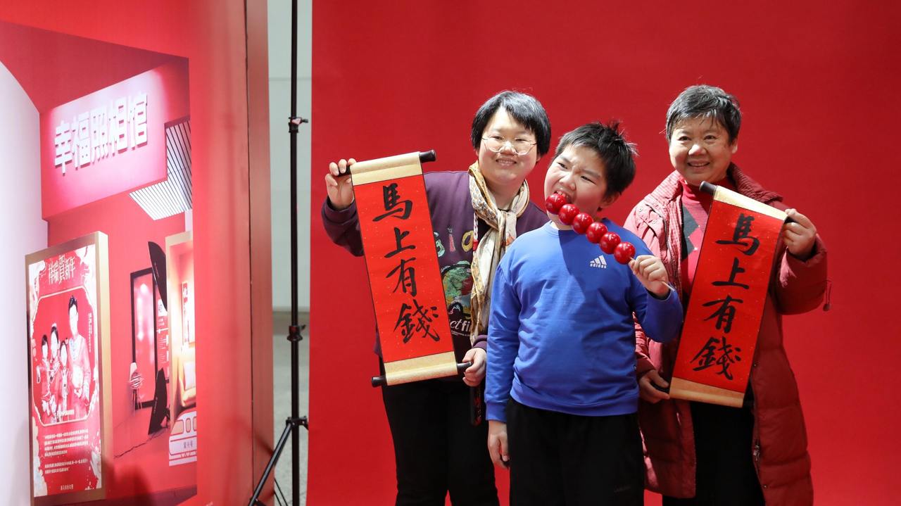 杭州东站“幸福照相馆”定格瞬间 爱心理发屋焕新容颜