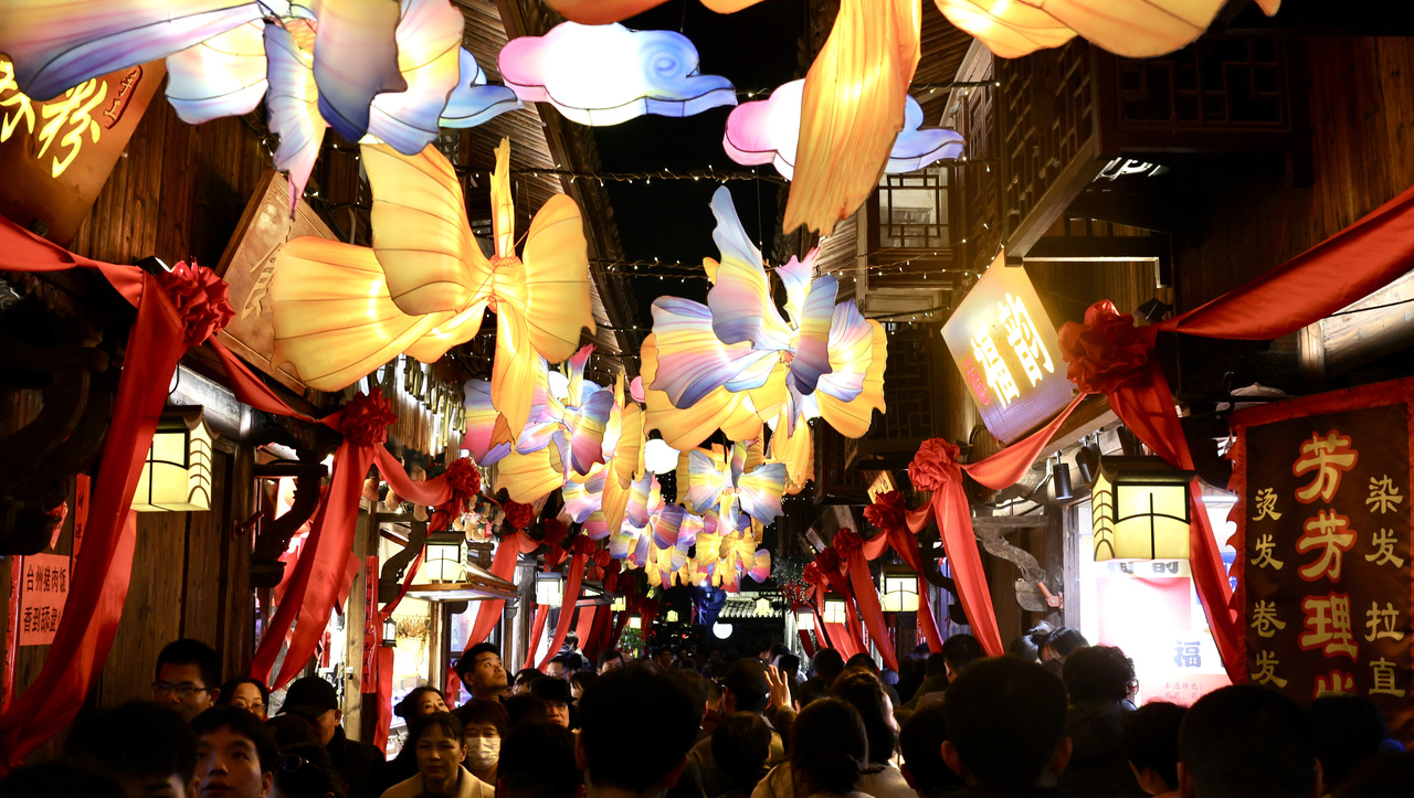 台州路桥十里长街 看戏赏灯年味浓