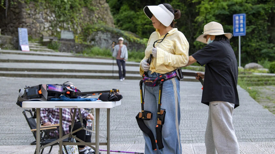 义乌：外骨骼机器人亮相景区助力登山