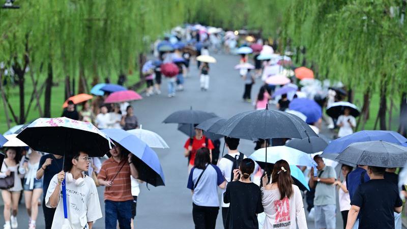 “沙德尔”隔空打牛  雨水一波又一波