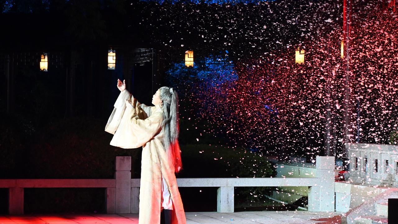 秋夜游园赏好戏