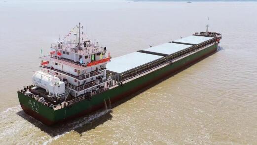 首次 万吨级江海直达船通过三峡大坝