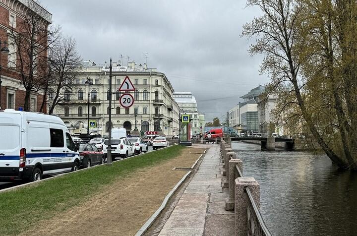 俄罗斯圣彼得堡一公共汽车坠河致多人伤亡