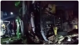 印尼西爪哇省一巴士行驶中侧翻 已致4人死亡