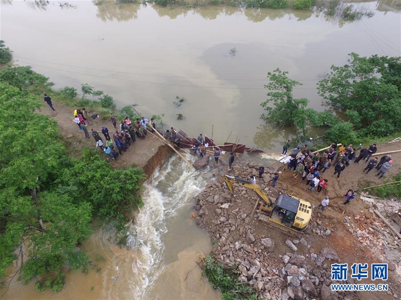 江西抚州临川区一排洪渠围堤发生决口