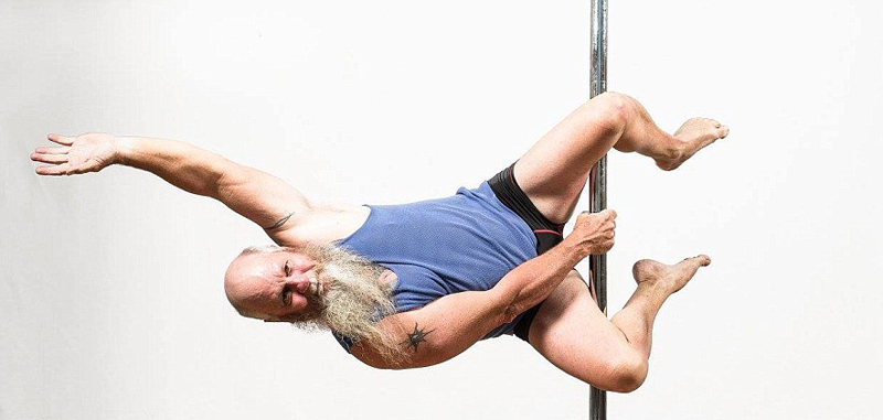 澳55岁中年大叔沉迷钢管舞 姿势优美