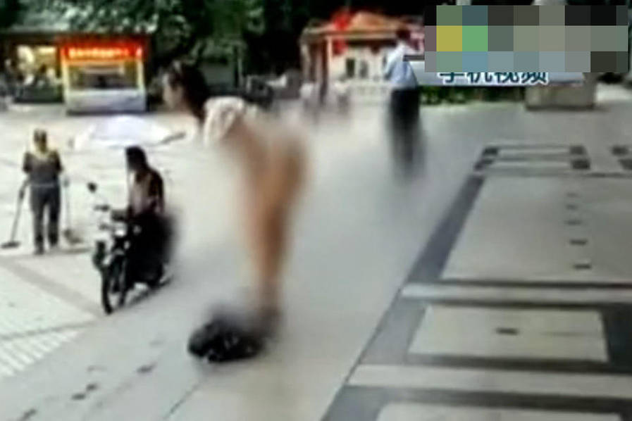 女子在商场门口脱裤子站着小便