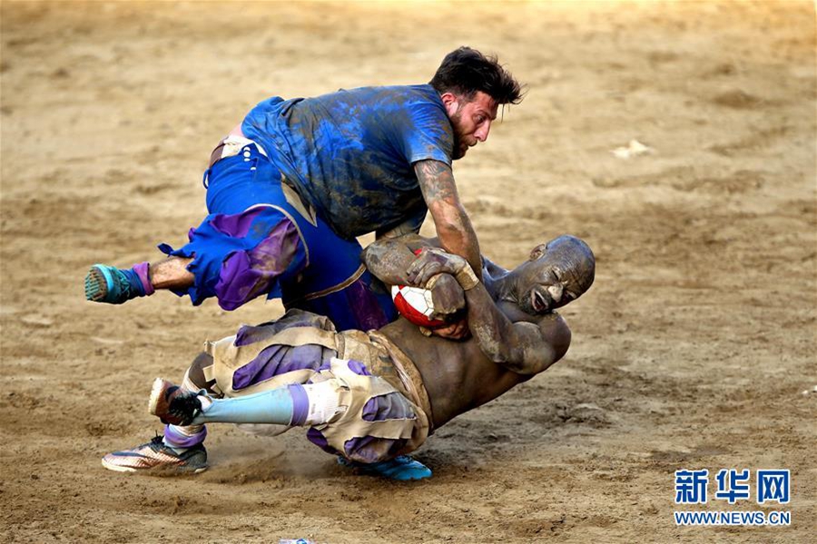 佛罗伦萨上演"肉搏足球赛" ( 2 / 6 ) 2016年06月25日 10:05:00